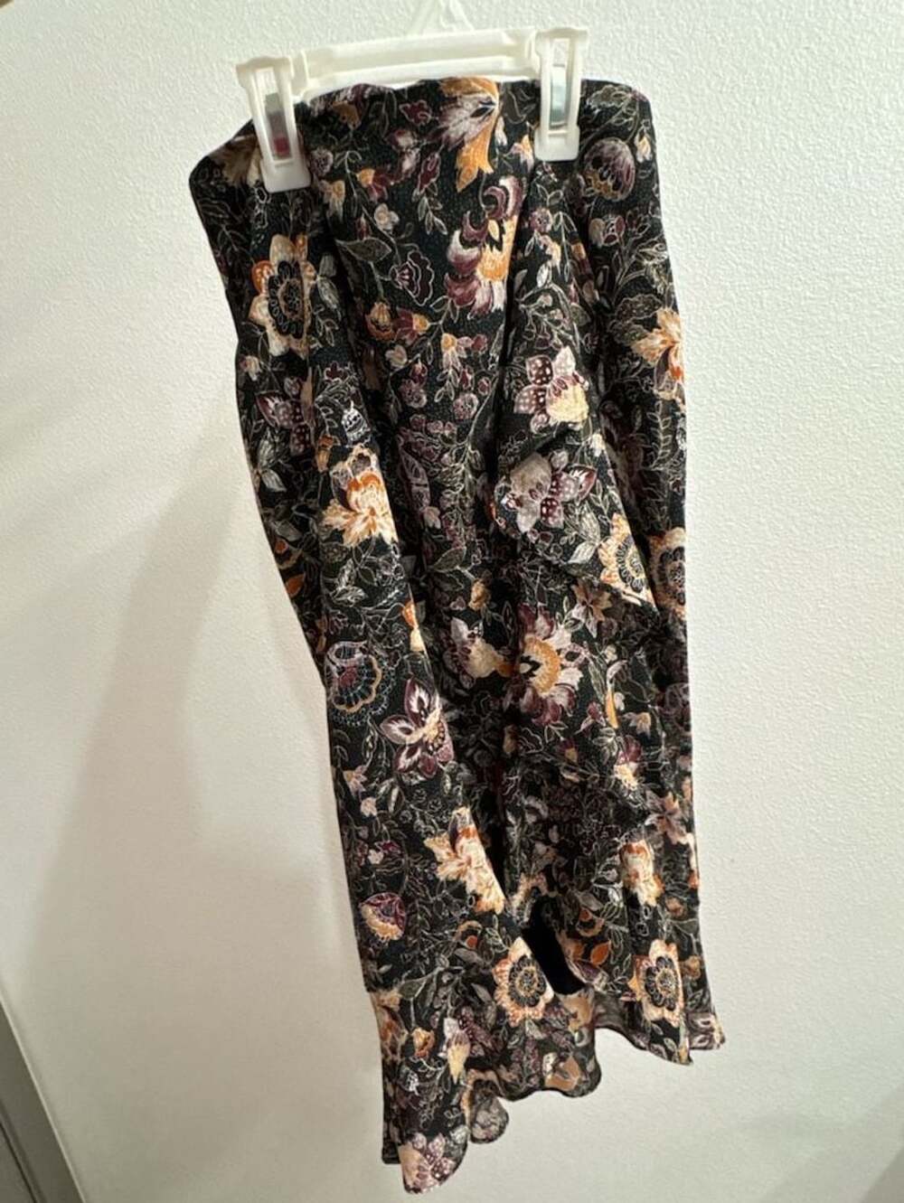cupcakes and cashmere Black Floral Print Ruffle Midi Skirt Size 4